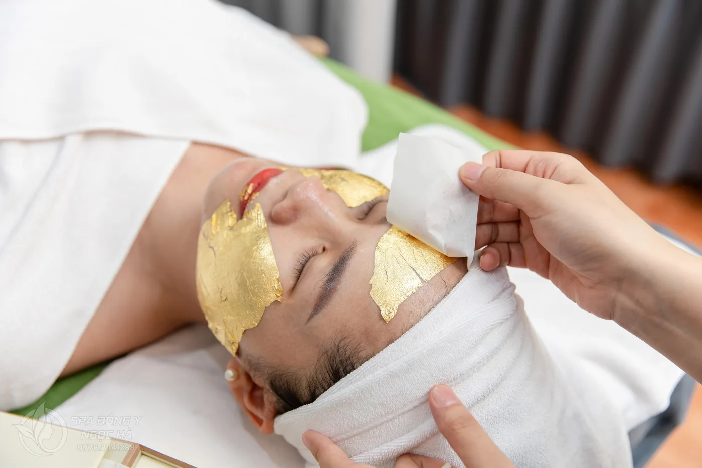 Thoa mặt nạ trong buổi chăm sóc da